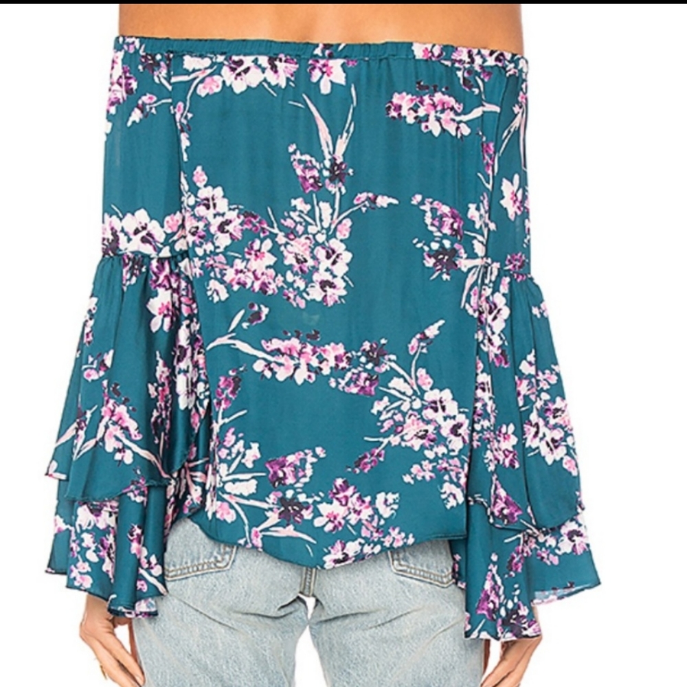 ✨5/$25✨ NWOT Devlin floral bell sleeve top - Picture 3 of 11